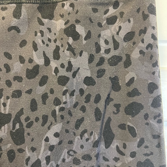 Hey Nuts Women’s Leopard Print Leggings Size Medium (8-10) Color Black/Gray - Picture 3 of 11